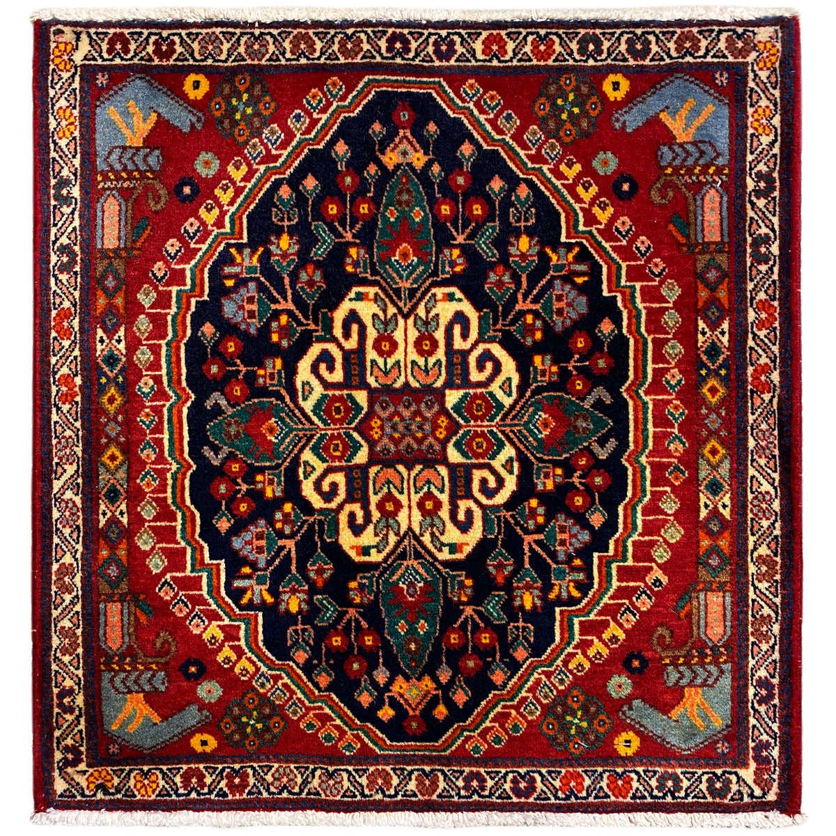 Tapete 67x60 cm com padrão azul, rebordo vermelho e elementos decorativos florais