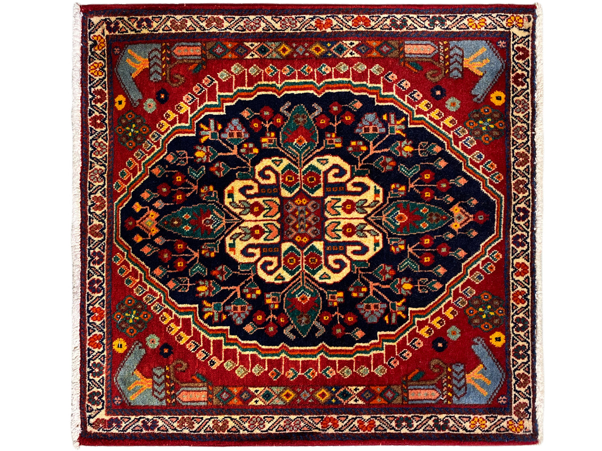 Tapete quadrado de 67x60 cm, campo vermelho com medalhão azul-escuro e ornamentos