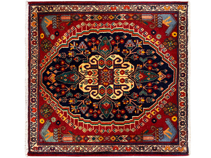 Tapete quadrado de 67x60 cm, campo vermelho com medalhão azul-escuro e ornamentos