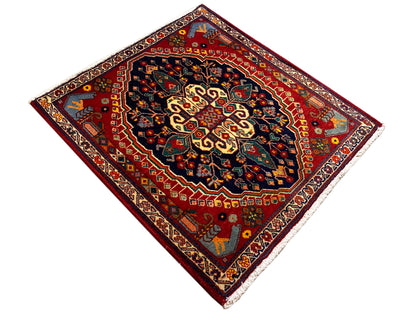 Tapete quadrado de 67x60 cm, campo de fundo vermelho com ornamentação central azul-escura e dourada