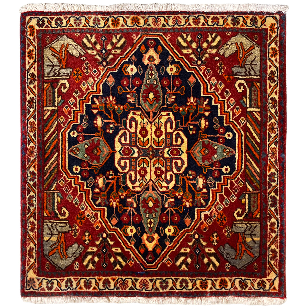 Tapete 65x59 cm com medalhão vermelho e azul e padrões ornamentais, franjas