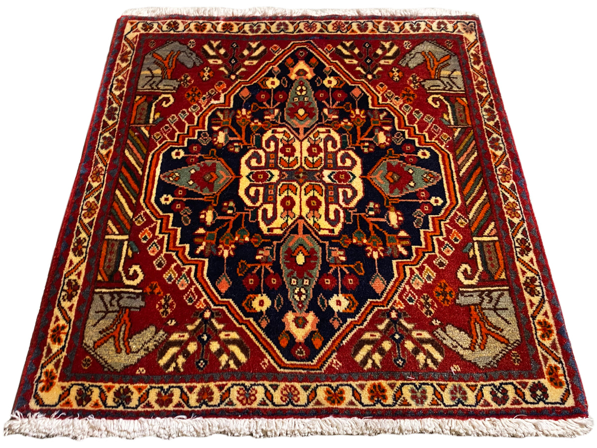 Tapete 65x59 cm quadrado com ornamentos multicoloridos e rebordo em toda a volta