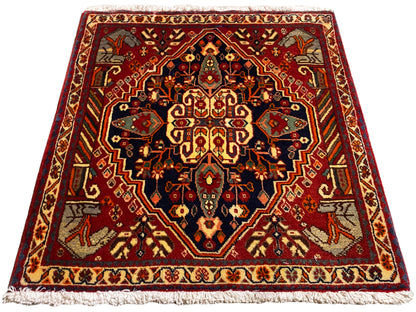 Tapete 65x59 cm quadrado com ornamentos multicoloridos e rebordo em toda a volta