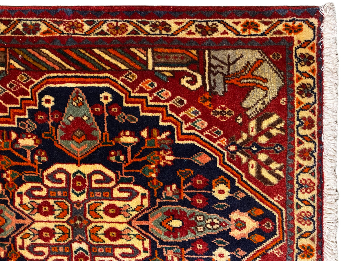 Tapete 65x59 cm em grande plano: borda multicolorida, ornamentos decorativos, rebordo tecido