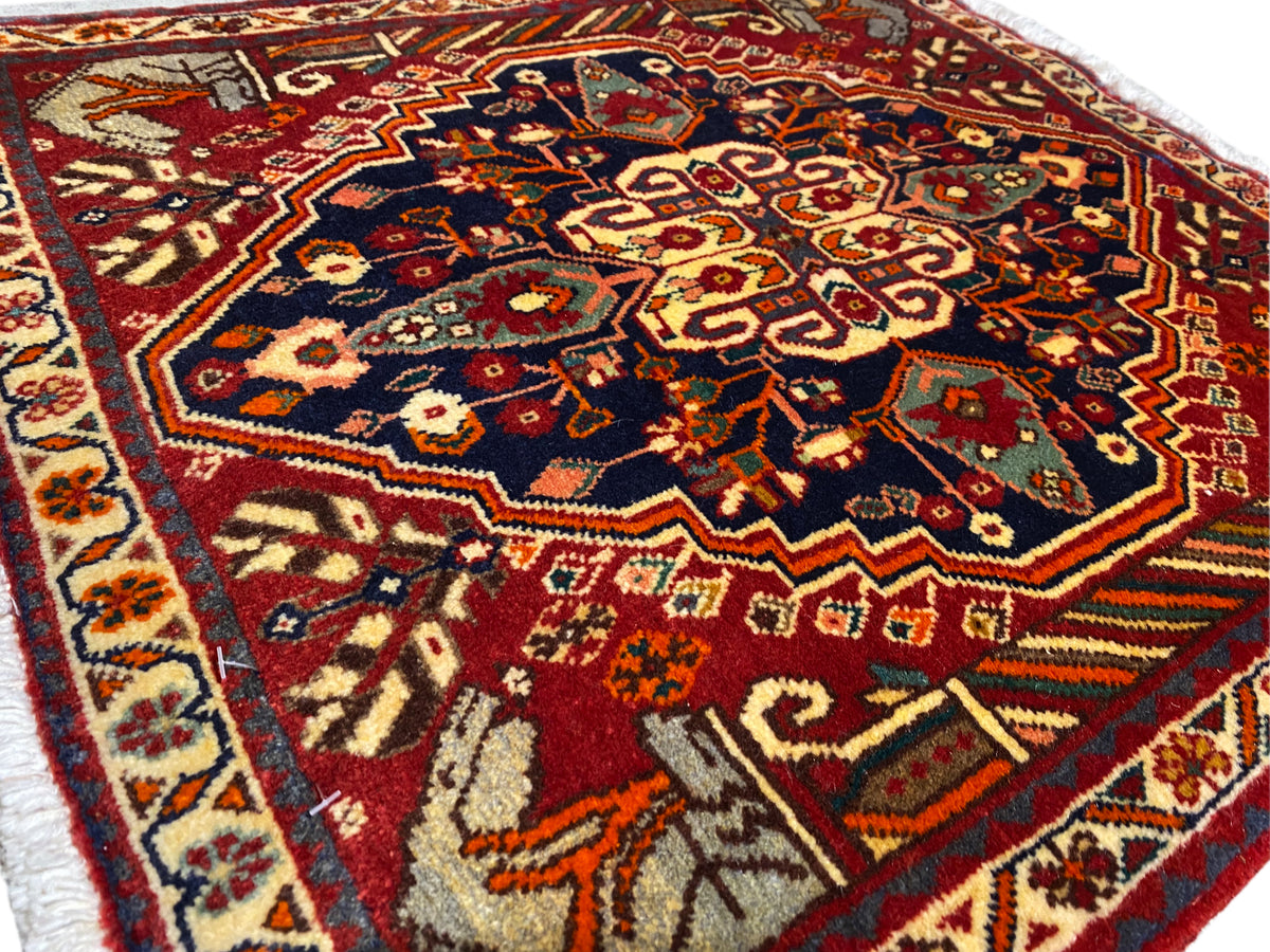 Tapete 65x59 cm em grande plano: campo ornamental central em tons de azul, vermelho e dourado