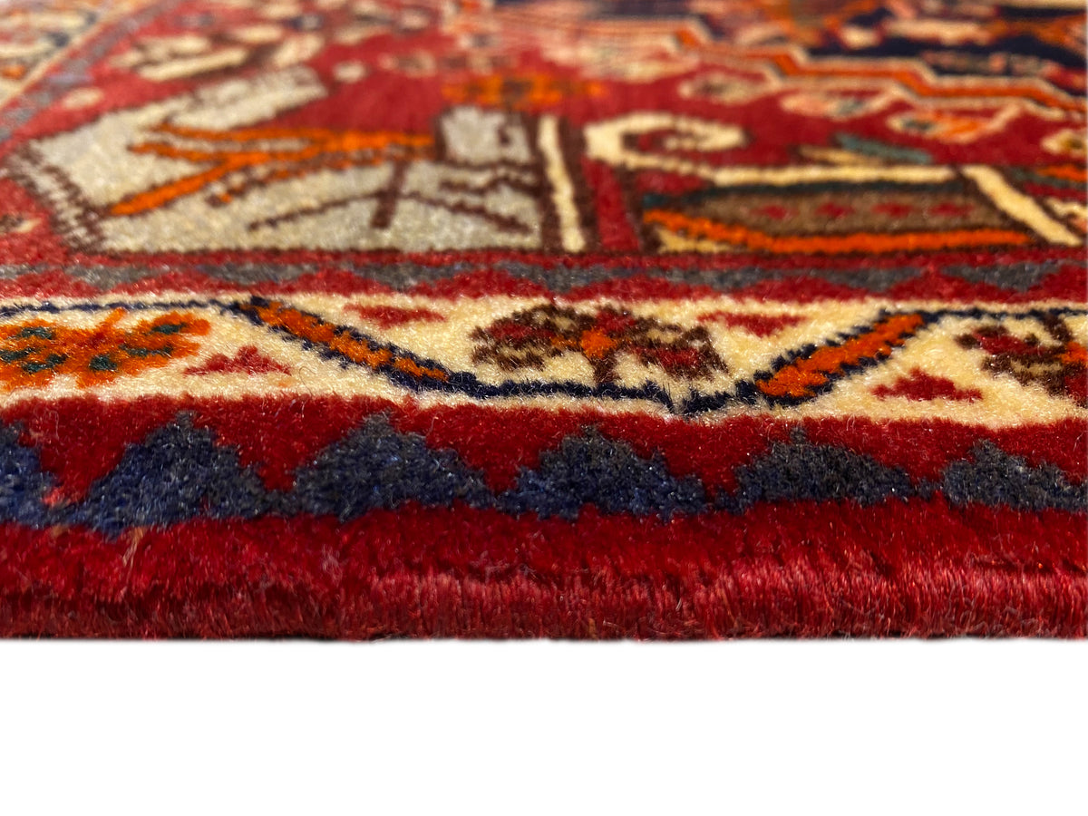 Tapete 65x59 cm em grande plano: pelo vermelho, bordadura envolvente e franjas curtas