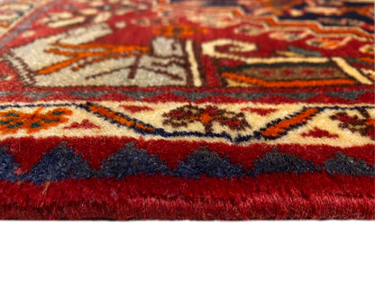 Tapete 65x59 cm em grande plano: pelo vermelho, bordadura envolvente e franjas curtas