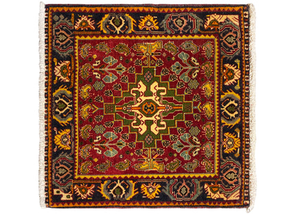 Tapete com campo interior vermelho, ornamentos verde-amarelos e padrão de bordadura escuro