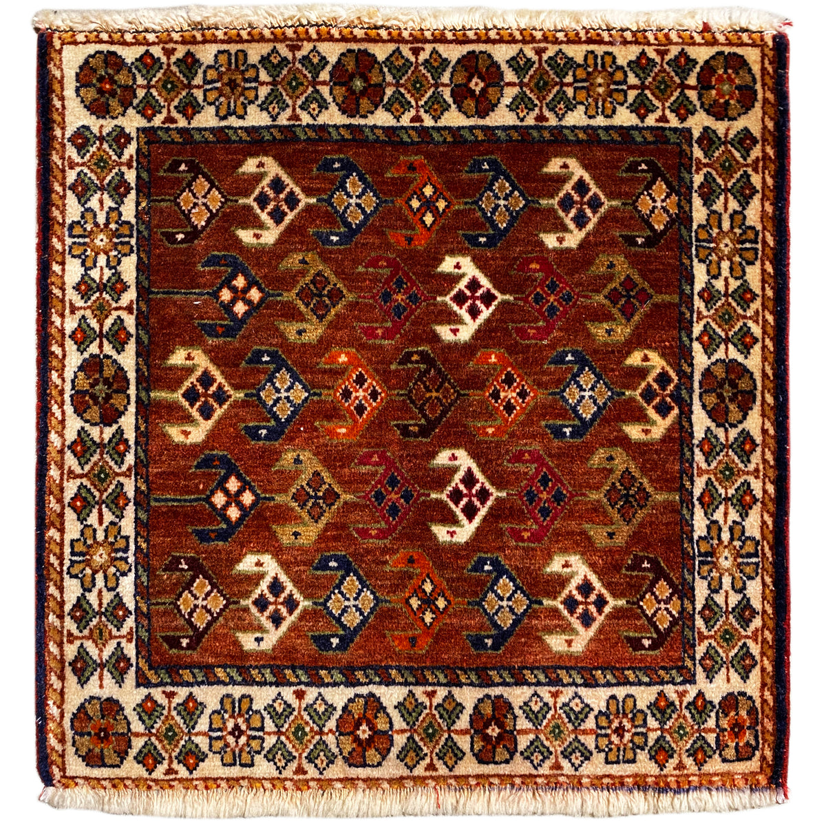 Tapete Poshti 60x55 cm com padrão geométrico em vermelho, castanho, azul e creme