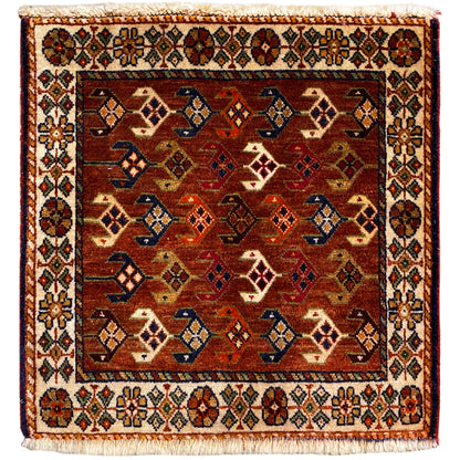 Tapete Poshti 60x55 cm com padrão geométrico em vermelho, castanho, azul e creme