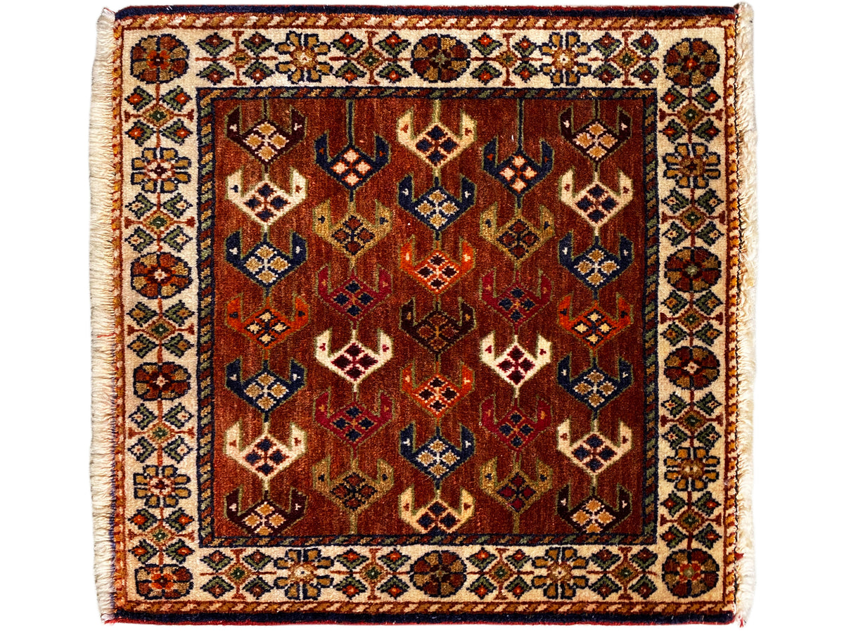 Tapete Poshti quadrado de 60x55 cm, ornamentos geométricos em castanho-avermelhado, azul e creme