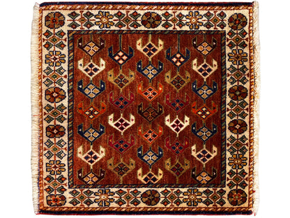 Tapete Poshti quadrado de 60x55 cm, ornamentos geométricos em castanho-avermelhado, azul e creme