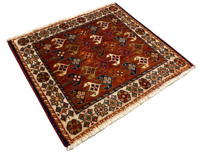 Tapete Poshti 60x55 cm com rebordo debruado, franjas e padrão castanho-avermelhado