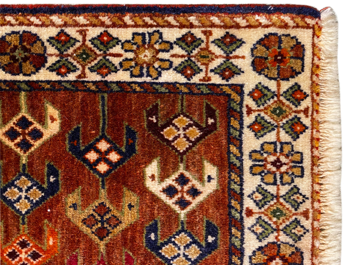 Tapete Poshti 60x55 cm Detalhe: faixa ornamental e losangos centrais em castanho-avermelhado