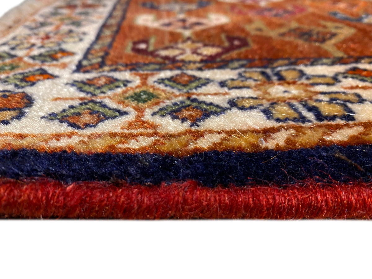 Tapete Poshti 60x55 cm em grande plano: franjas e padrão tecido multicolorido na borda