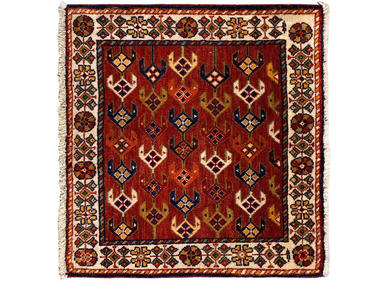 Tapete quadrado de 61x61 cm com campo de padrão vermelho, moldura ornamental e franjas