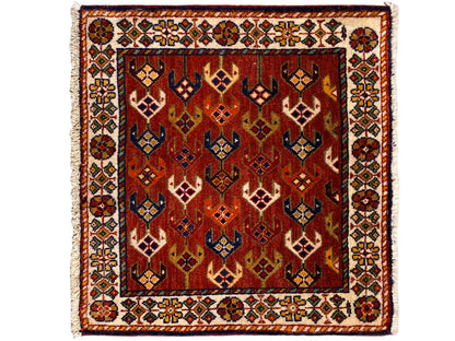 Tapete quadrado de 61x61 cm com campo de padrão vermelho, moldura ornamental e franjas