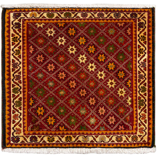 Tapete Poshti, retangular, multicolorido, com padrões de estrelas ornamentais e franjas nas extremidades.