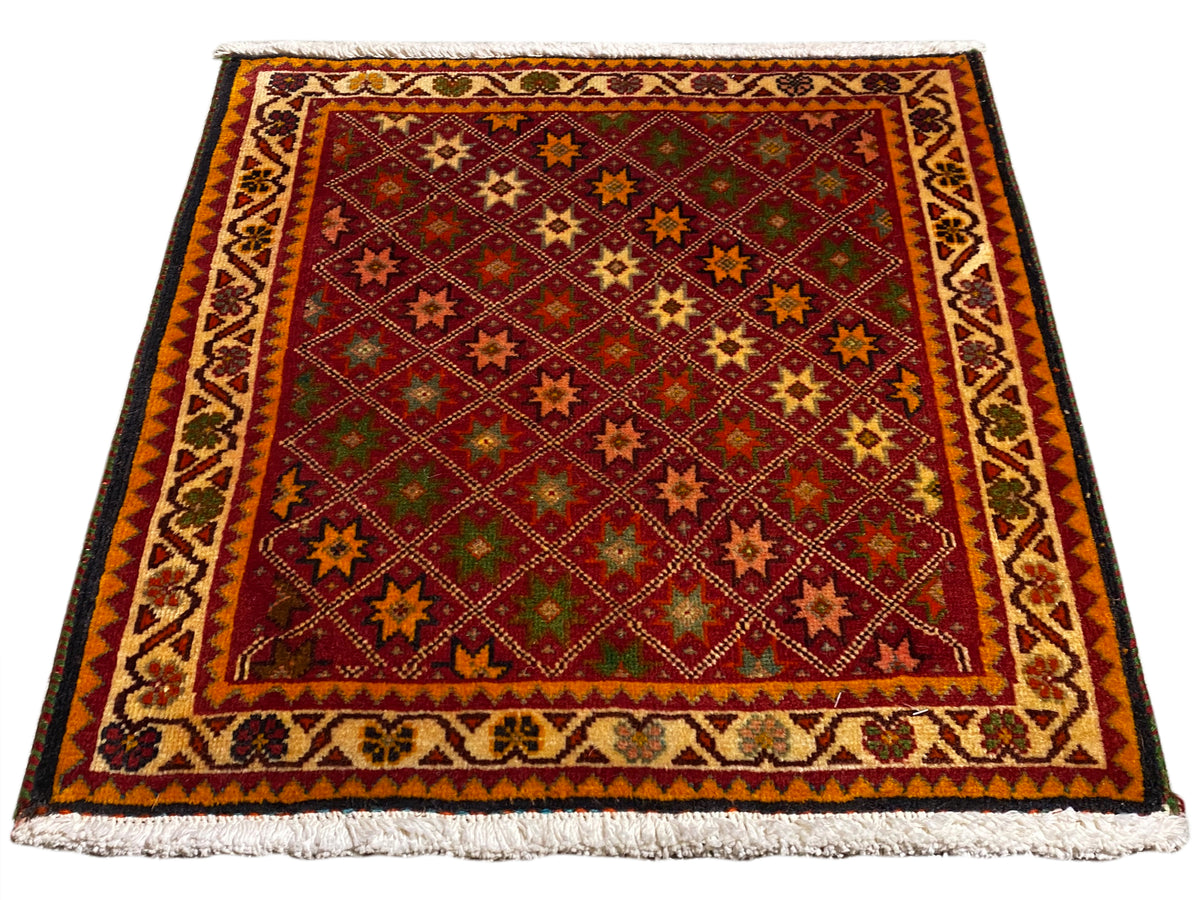 Tapete Poshti, retangular, multicolorido, com borda decorativa e franjas nas extremidades.