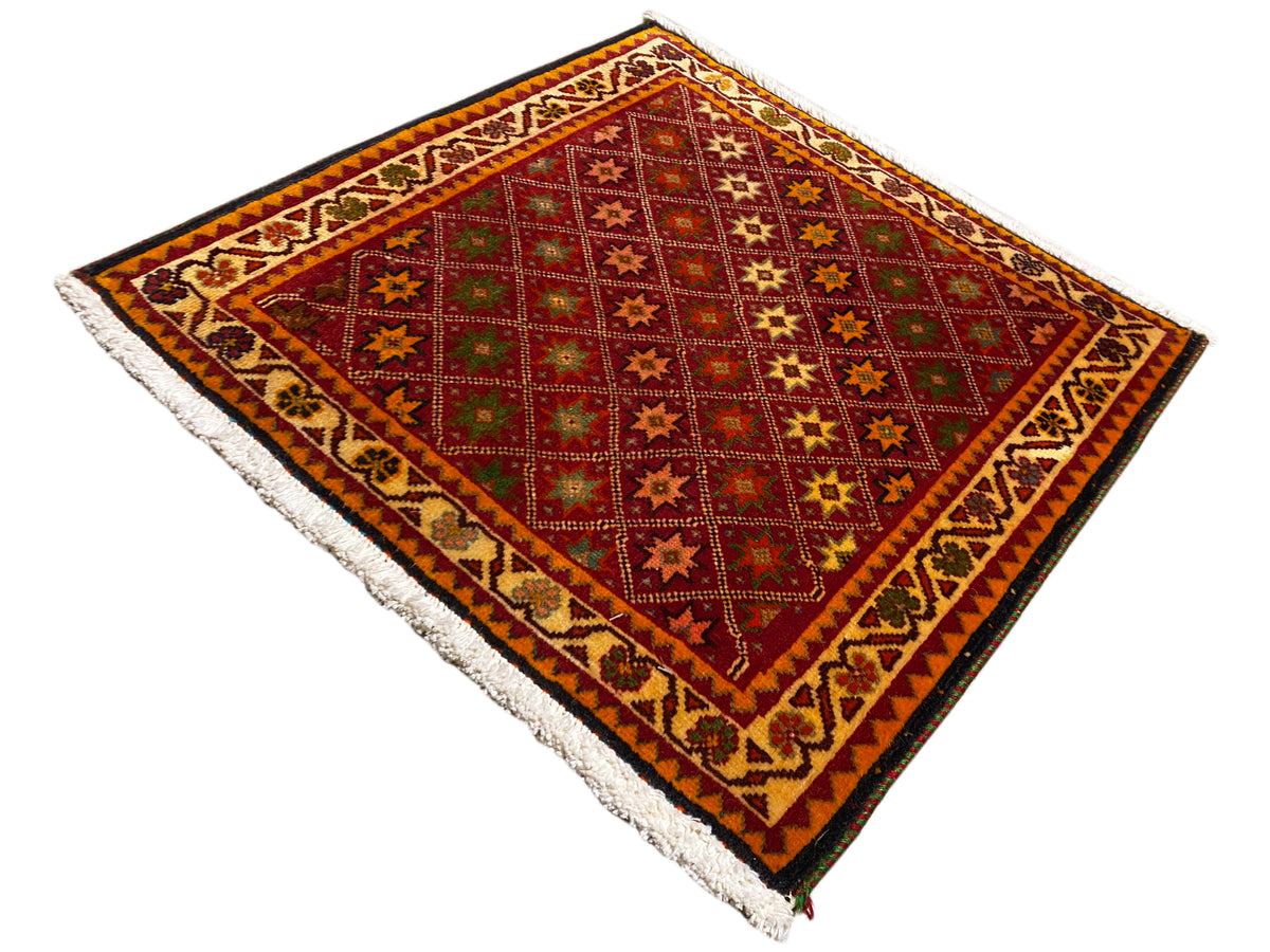 Tapete Poshti, retangular: padrão multicolorido com faixas decorativas e franjas no canto.