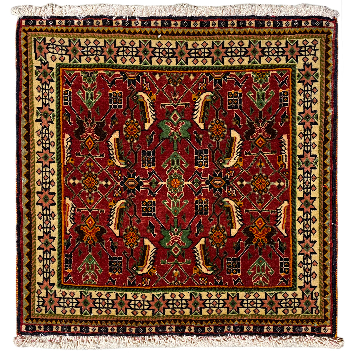 Tapete Poshti 63x61 cm com padrão vermelho e verde, com franjas na borda.