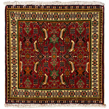 Tapete Poshti 63x61 cm com padrão vermelho e verde, com franjas na borda.