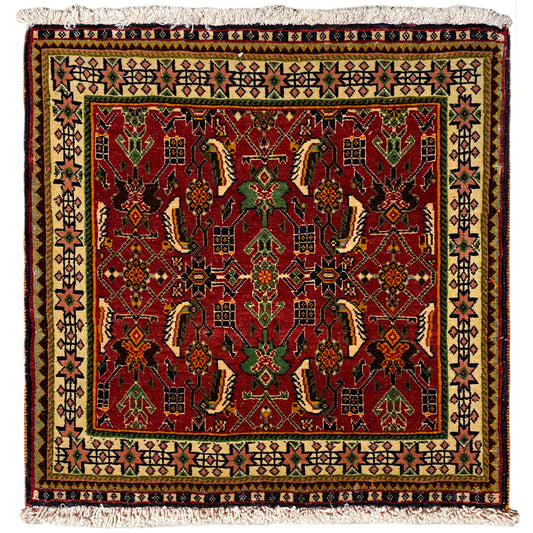 Tapete Poshti 63x61 cm com padrão vermelho e verde, com franjas na borda.