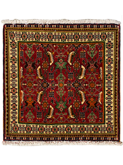 Tapete Poshti retangular de 63x61 cm com padrão vermelho, borda multicolorida e franjas.