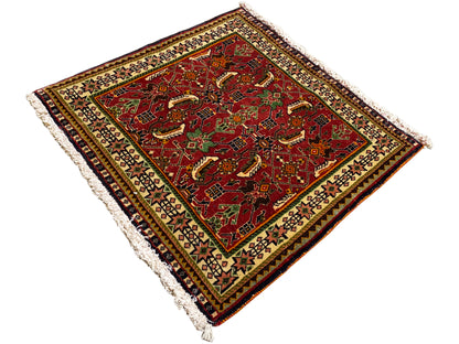 Tapete Poshti 63x61 cm, vista aproximada na diagonal: tapete vermelho com ornamentos e franjas.