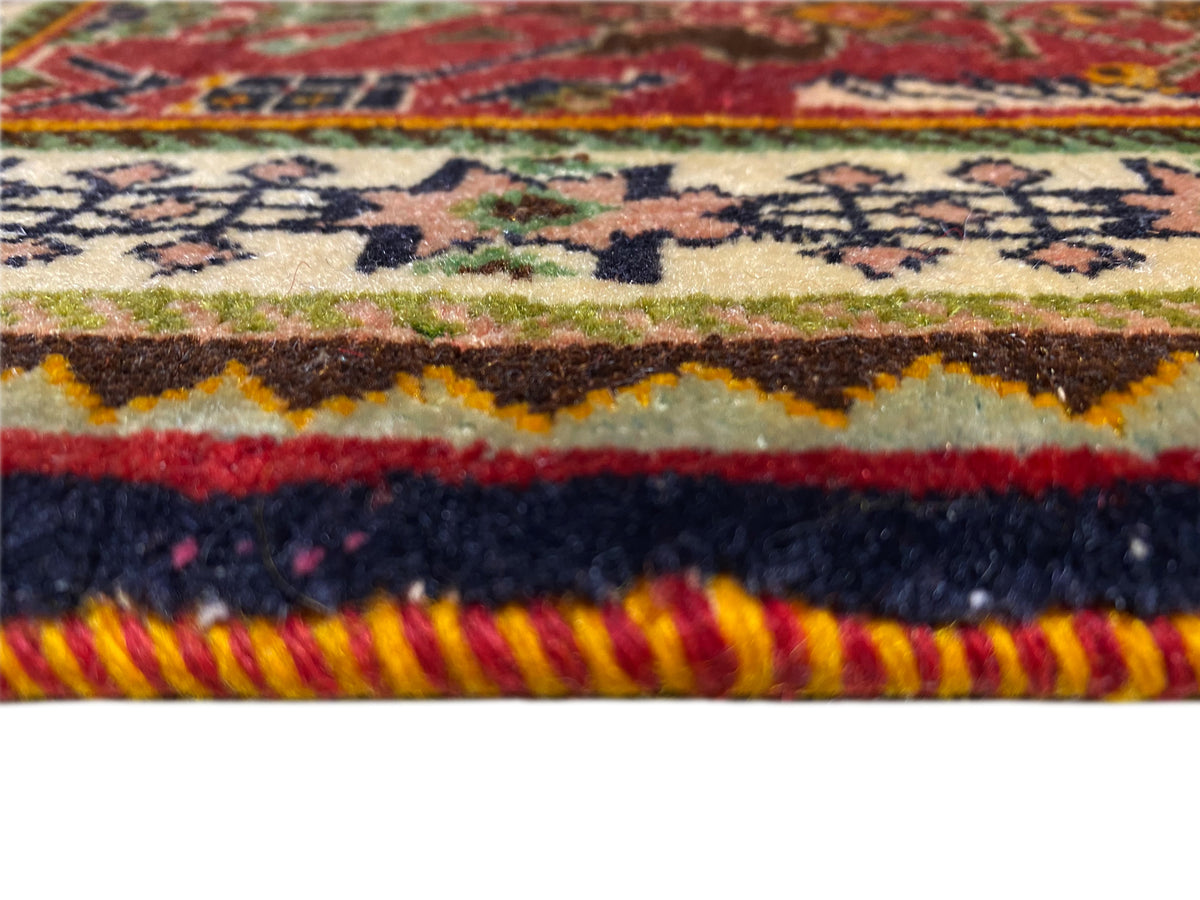 Tapete Poshti 63x61 cm em grande plano: rebordo tecido multicolorido com franjas e textura elevada.