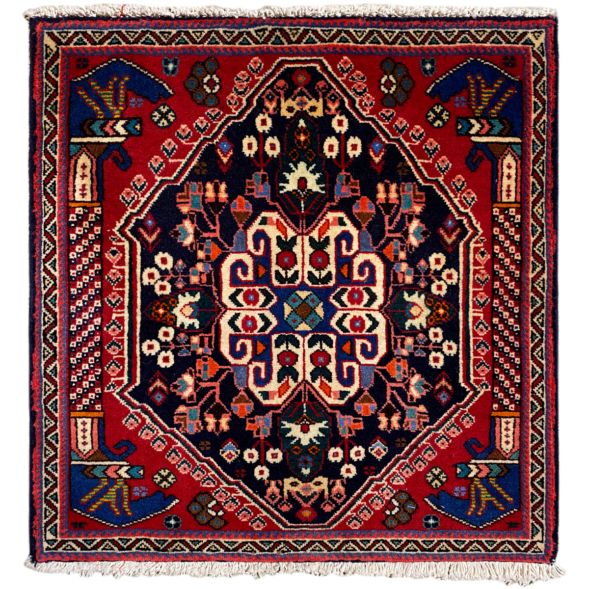 Tapete Poshti 66x63 cm com azul-escuro, vermelho e um padrão ornamental detalhado