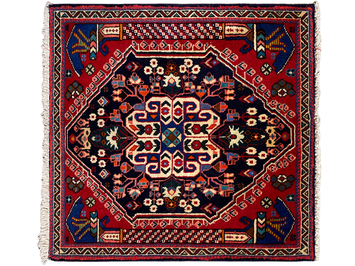 Tapete Poshti 66x63 cm com rebordo vermelho, azul-escuro e padrão geométrico