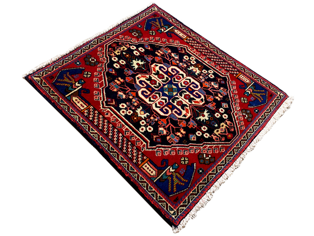 Tapete Poshti 66x63 cm, campo azul-escuro, moldura vermelha e ornamentos florais