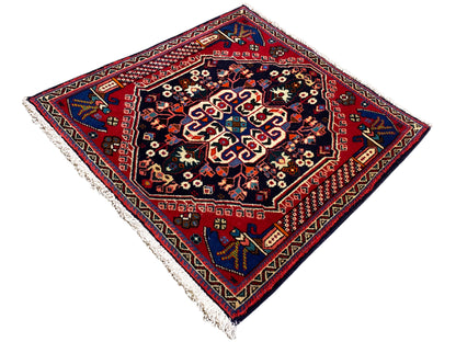 Tapete Poshti 66x63 cm, medalhões multicoloridos, base escura e bordadura vermelha