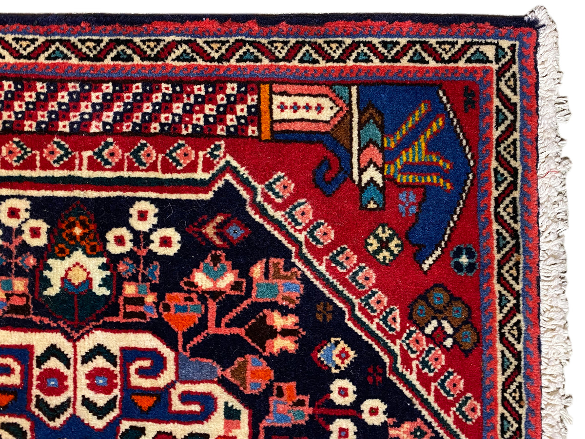 Tapete Poshti 66x63 cm em grande plano: barras decorativas, ornamentos e franjas na borda