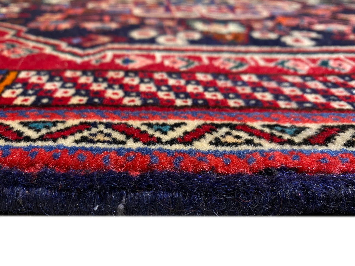 Tapete Poshti 66x63 cm Detalhe da borda: pelo azul-escuro com apontamentos vermelhos