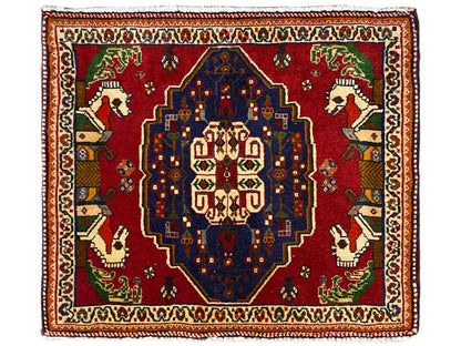 Tapete Poshti com fundo vermelho, medalhão central azul e bordadura decorativa