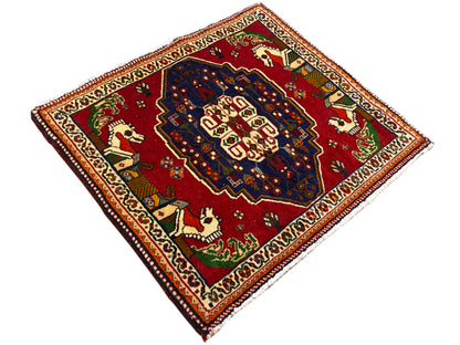 Tapete Poshti visto em losango, campo vermelho com centro ornamental azul