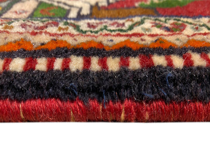 Detalhe do tapete Poshti: pelo multicolorido com remate de franjas pretas e vermelhas
