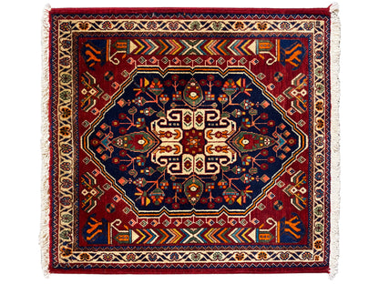 Tapete 63x60 cm em azul-escuro com padrão vermelho, faixa de contorno e franjas