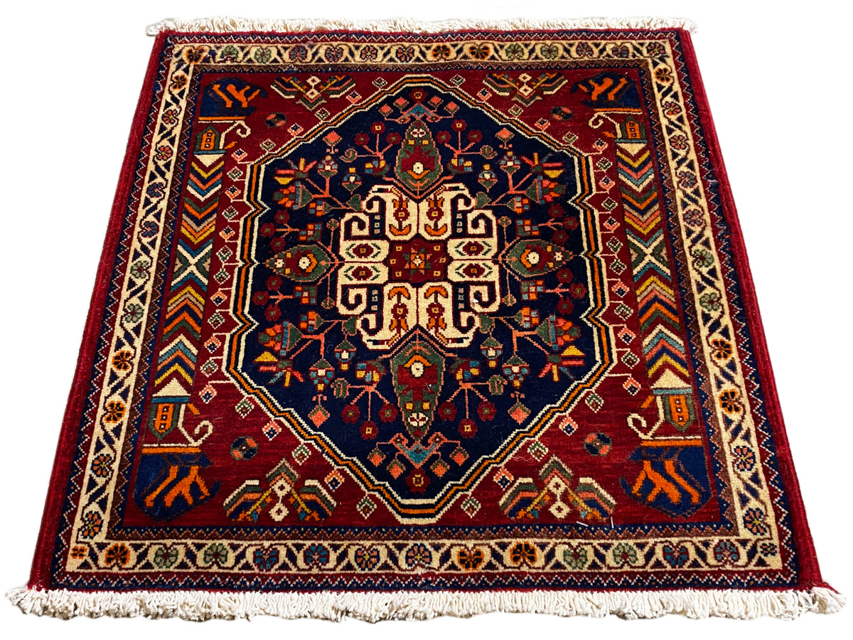 Tapete 63x60 cm, retangular, centro azul-escuro com moldura ornamental colorida