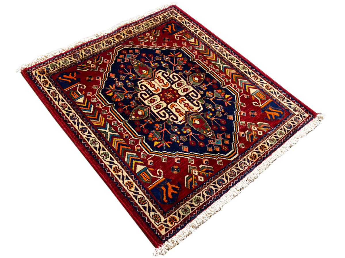 Tapete 63x60 cm com padrão ornamental geométrico, parte central azul e franjas