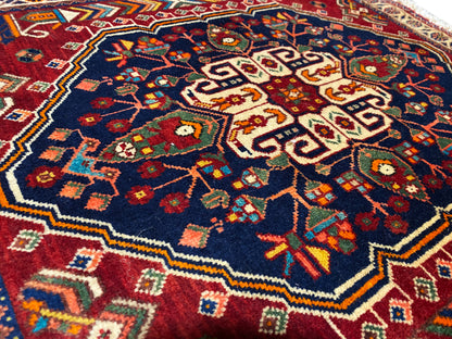 Tapete 63x60 cm em grande plano: padrão floral colorido sobre fundo azul-escuro