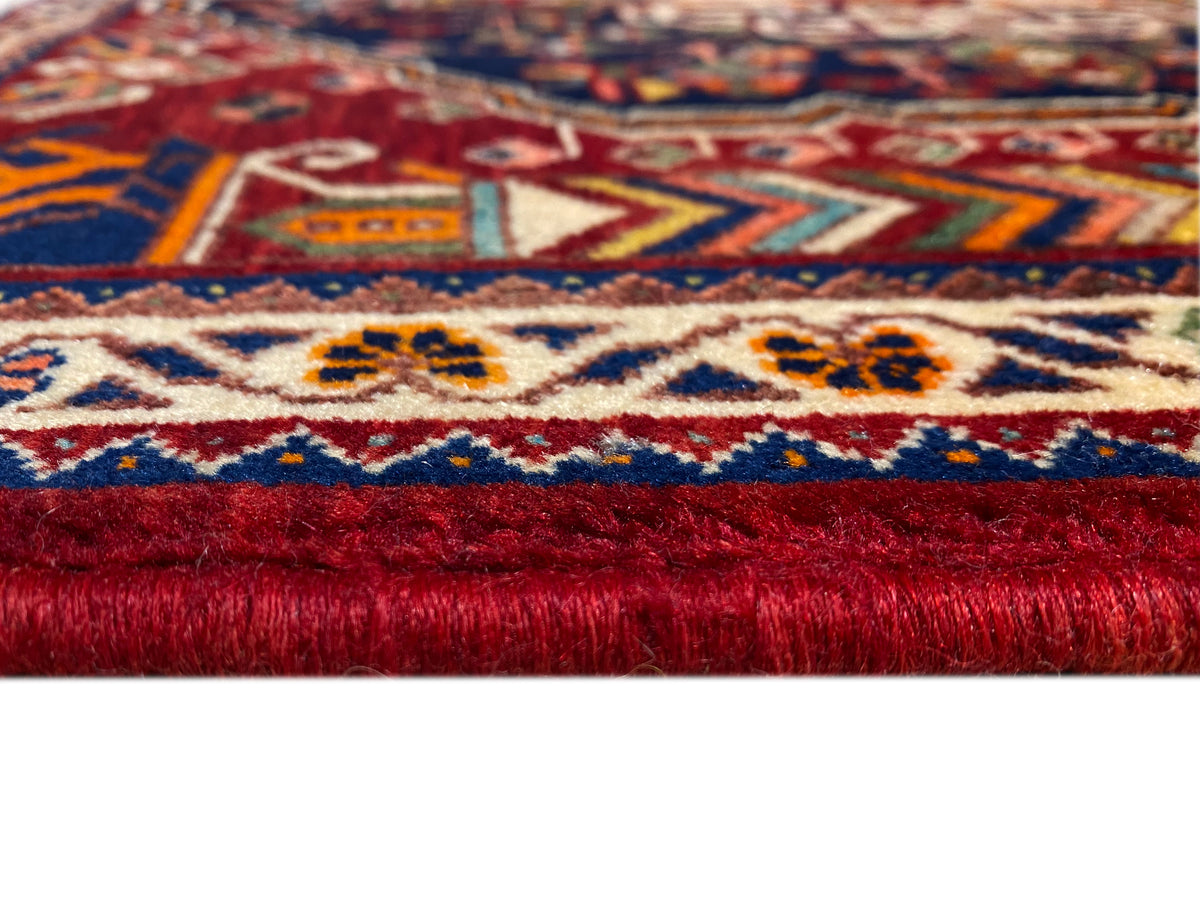 Tapete 63x60 cm Detalhe: bordo rematado com pelo vermelho e cercadura azul e branca