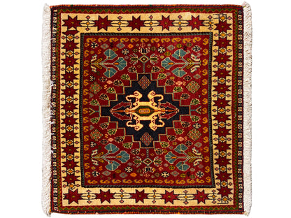 Tapete 60x58 cm: ornamento vermelho, centro preto, rebordo colorido, franjas