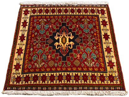 Tapete 60x58 cm em vermelho: ornamento de borda oriental, medalhão central preto, franjas