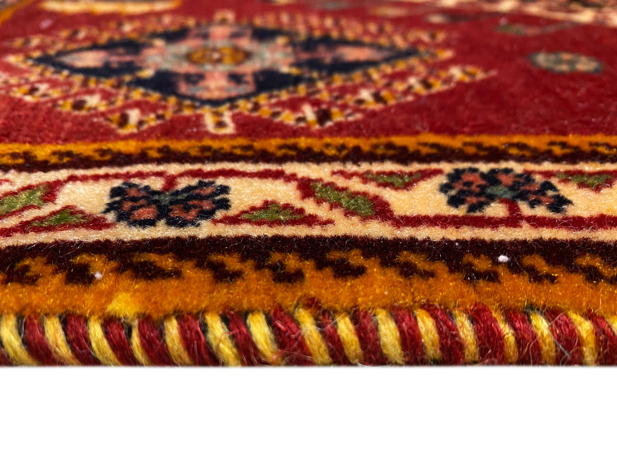 Detalhe do tapete Poshti na extremidade: franjas e bordaduras multicoloridas