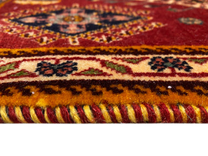 Detalhe do tapete Poshti na extremidade: franjas e bordaduras multicoloridas