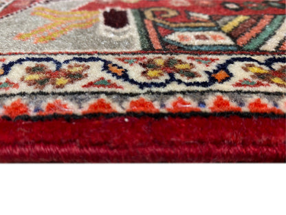Grande plano: orla de tapete com franjas, acabamento vermelho e padrão ornamental denso