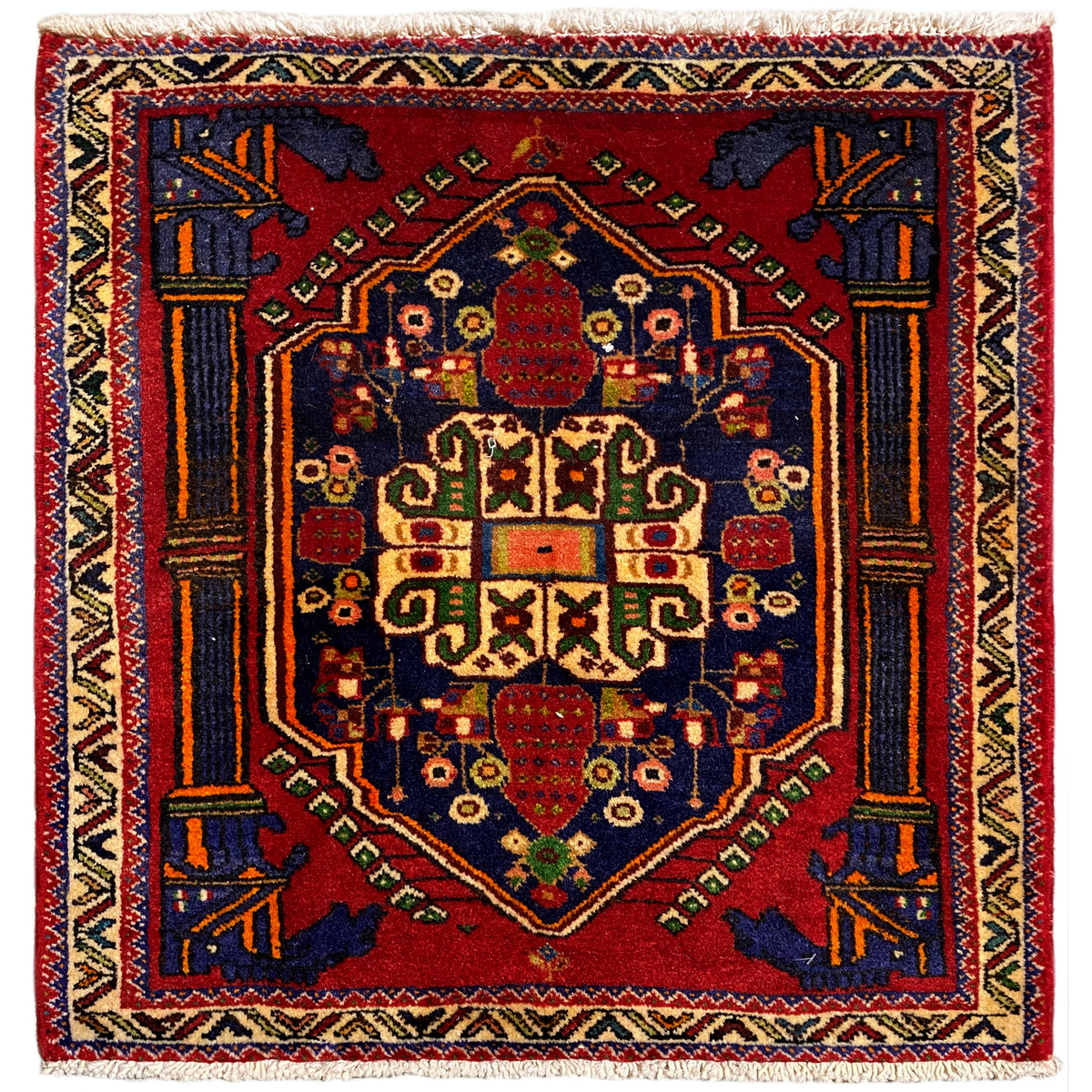 Tapete Poshti, quadrado, 66x62 cm, padrão vermelho com bordas decorativas azuis e amarelas.